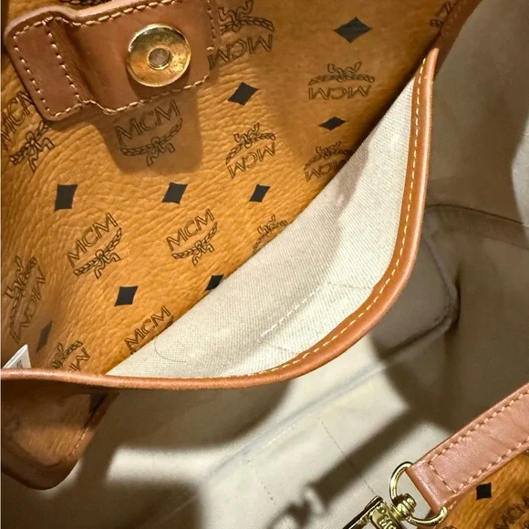 MCM Visetos Liz
Shopper Tote
Croc Embossed Limited edition - Picture 13 of 16